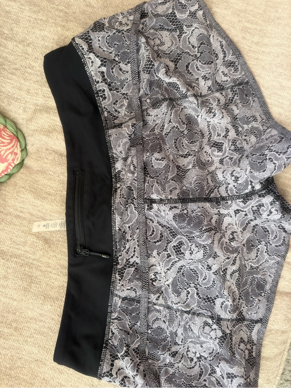 Lululemon Speed Short 2.5” Size 10 Florence Lace White Black - Picture 2 of 5
